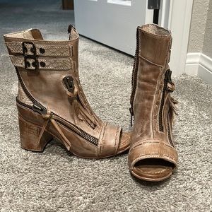 Freebird by Steven ZOMBI. Size 8. Taupe snake design/color.